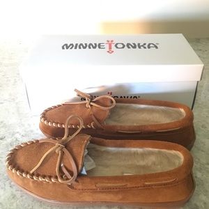 Minnetonka Moccasin Hardsole Slippers NIB Size 6
